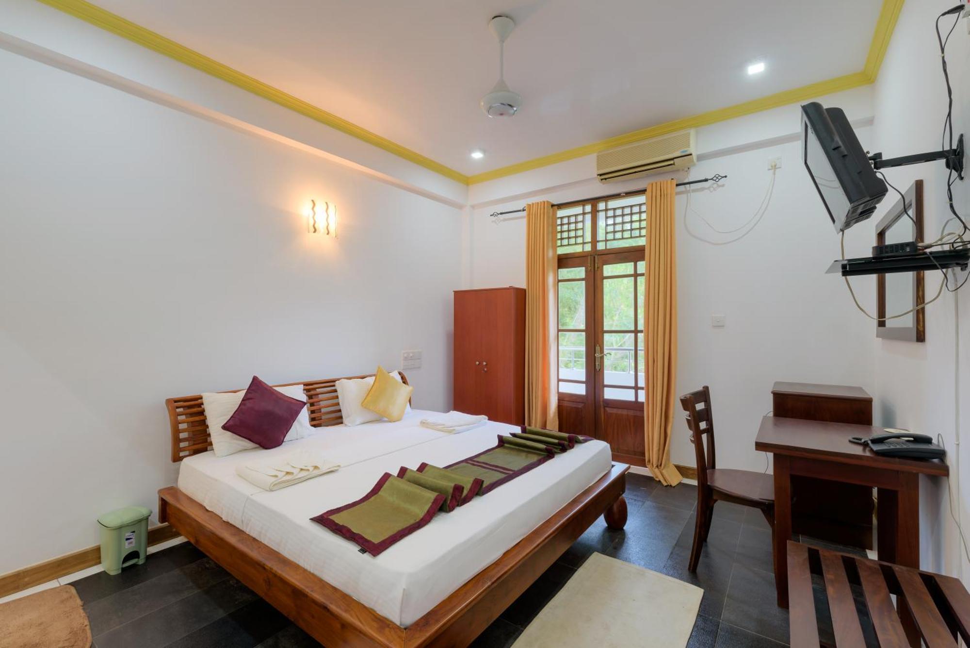 Hotel Sobana Lake Front Udawalawe Exterior foto