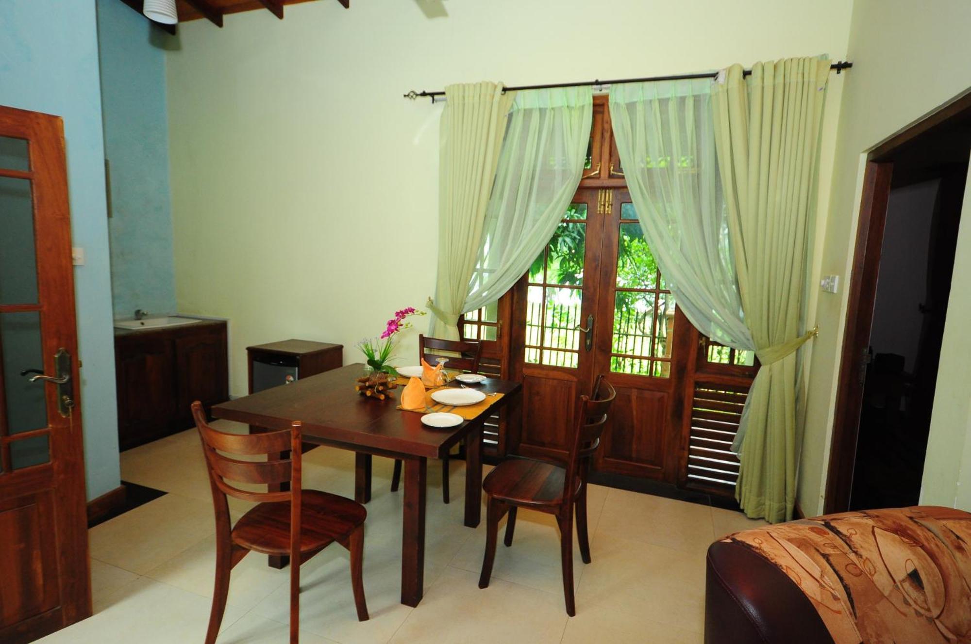 Hotel Sobana Lake Front Udawalawe Exterior foto