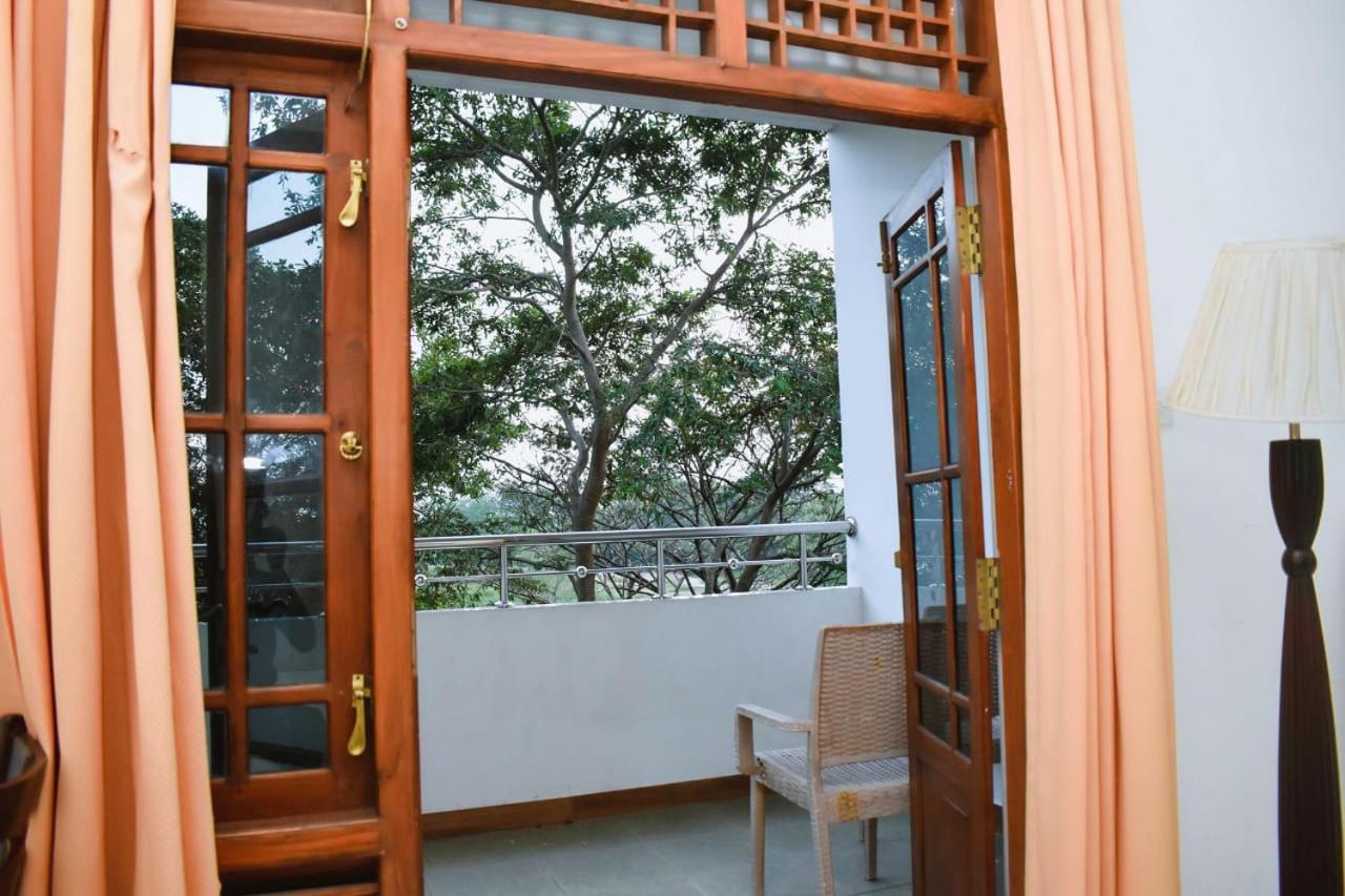 Hotel Sobana Lake Front Udawalawe Exterior foto