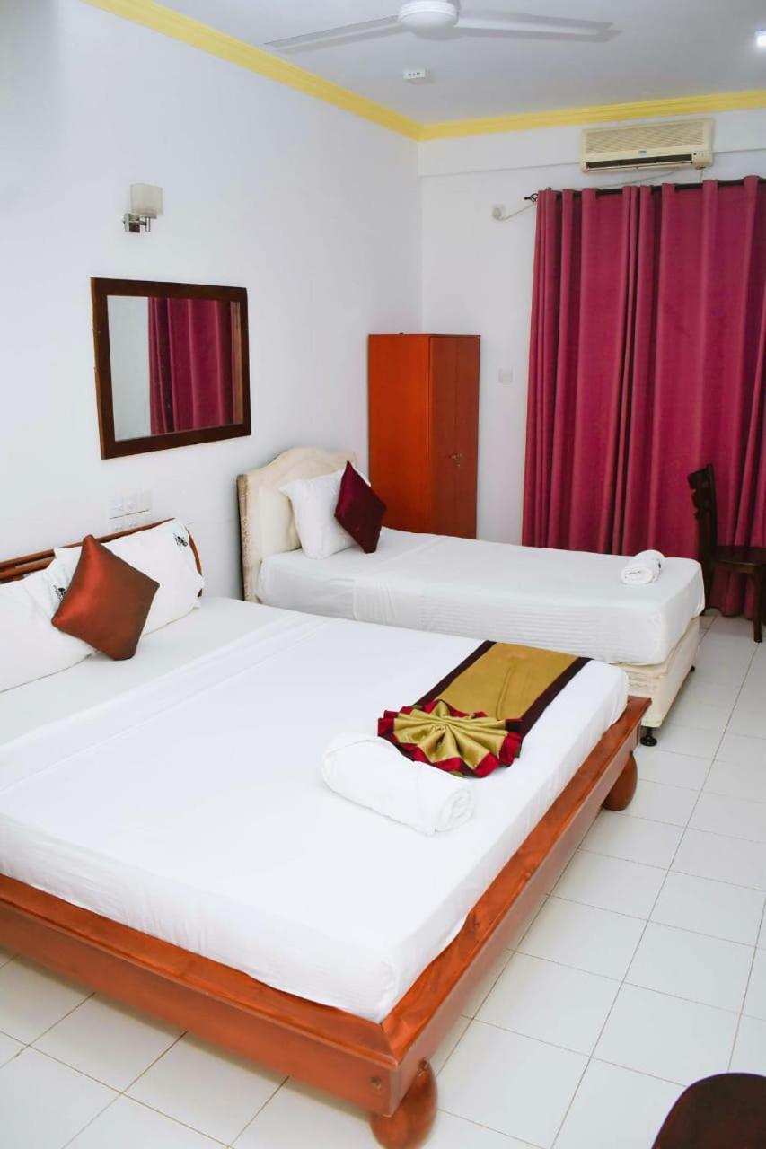 Hotel Sobana Lake Front Udawalawe Exterior foto