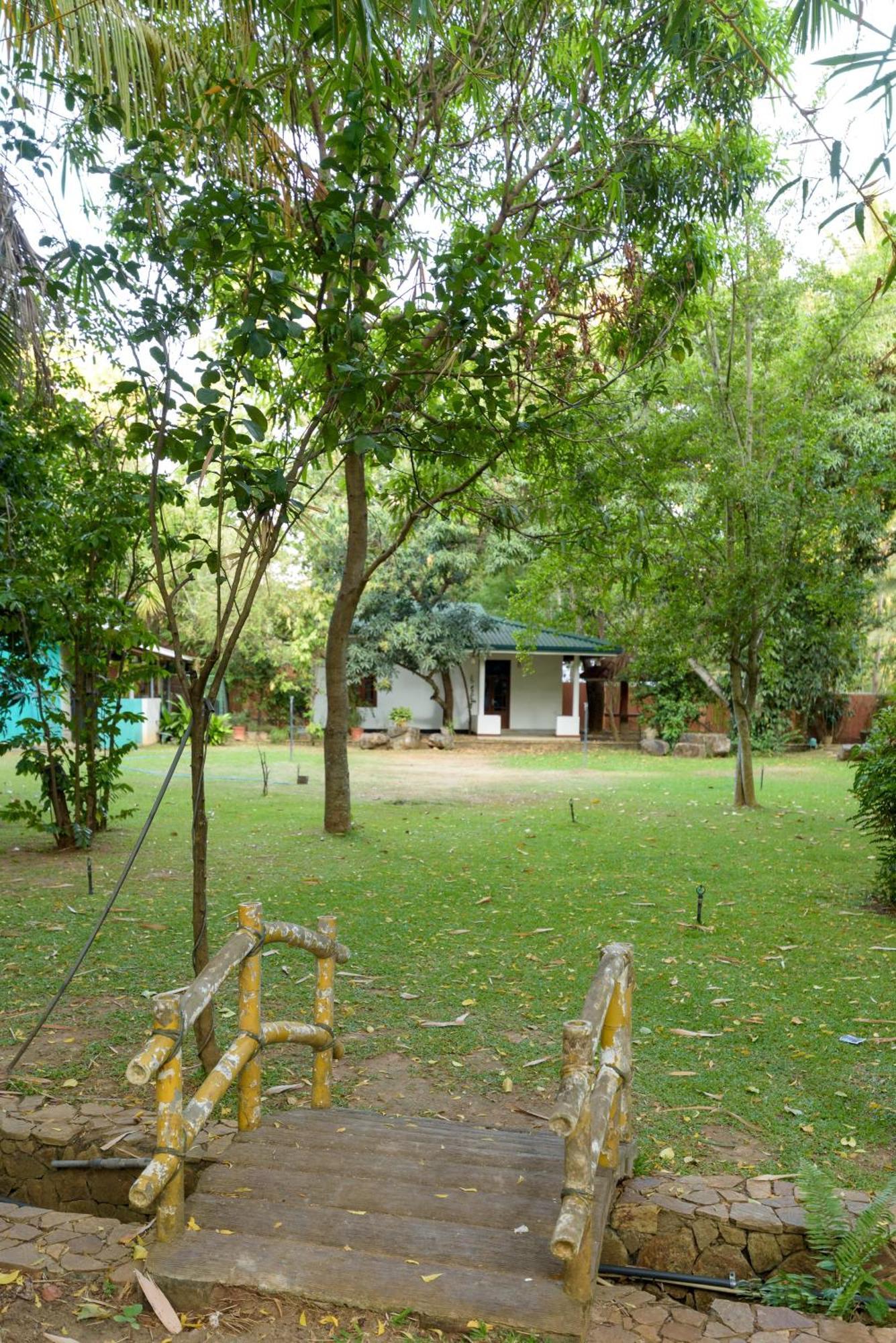 Hotel Sobana Lake Front Udawalawe Exterior foto
