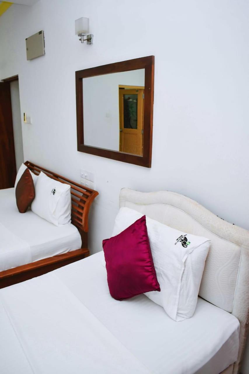 Hotel Sobana Lake Front Udawalawe Exterior foto