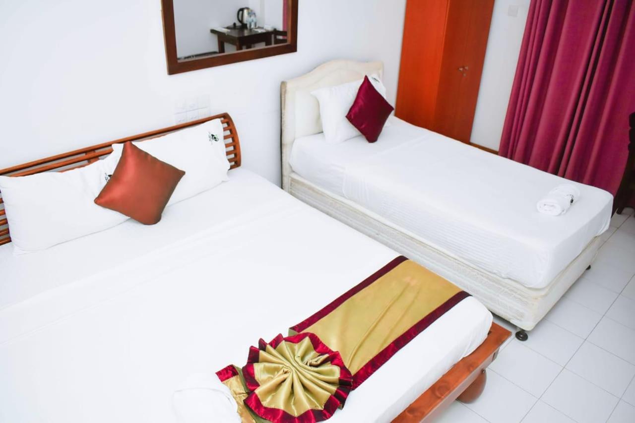 Hotel Sobana Lake Front Udawalawe Exterior foto