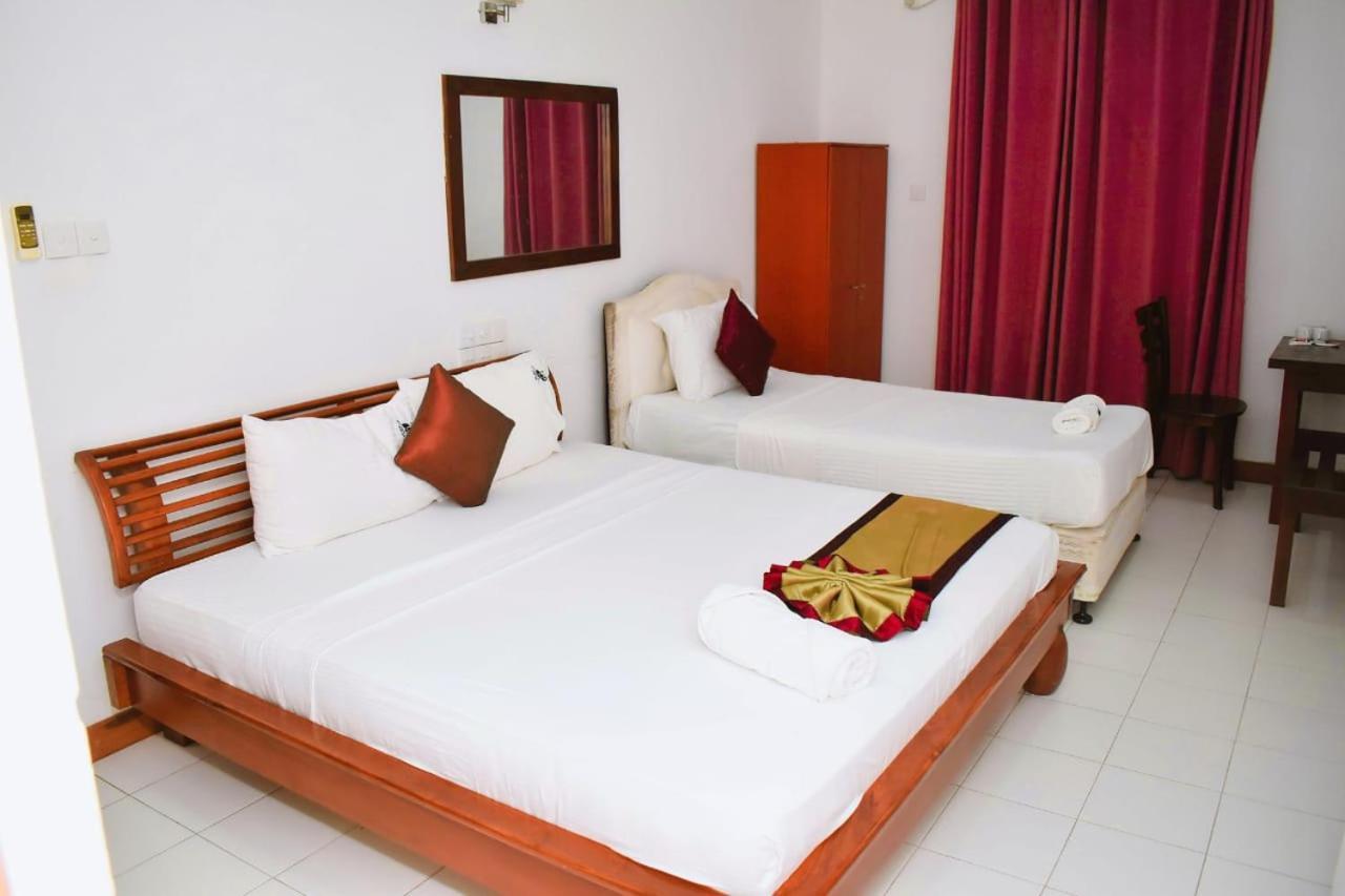 Hotel Sobana Lake Front Udawalawe Exterior foto