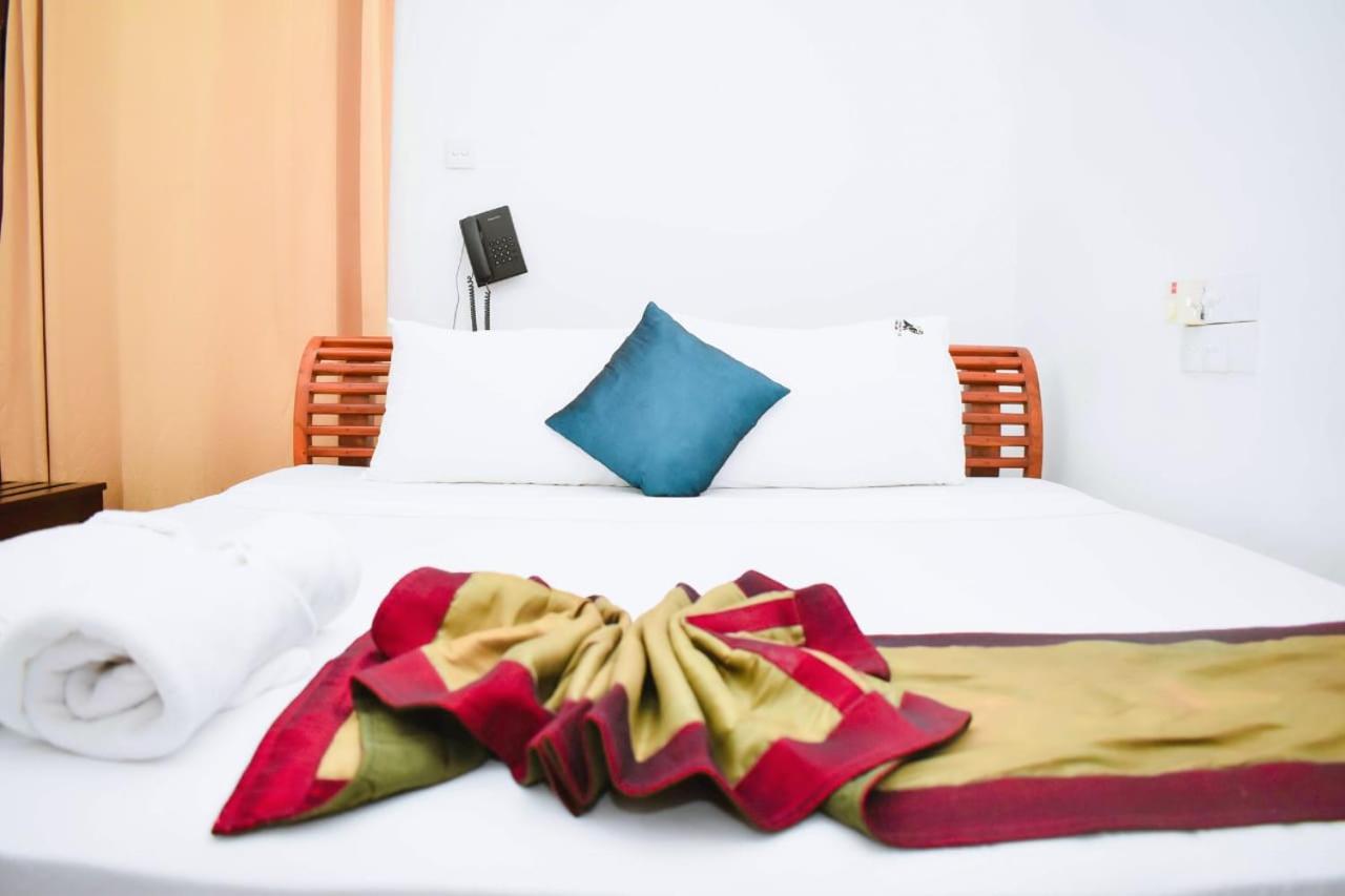 Hotel Sobana Lake Front Udawalawe Exterior foto