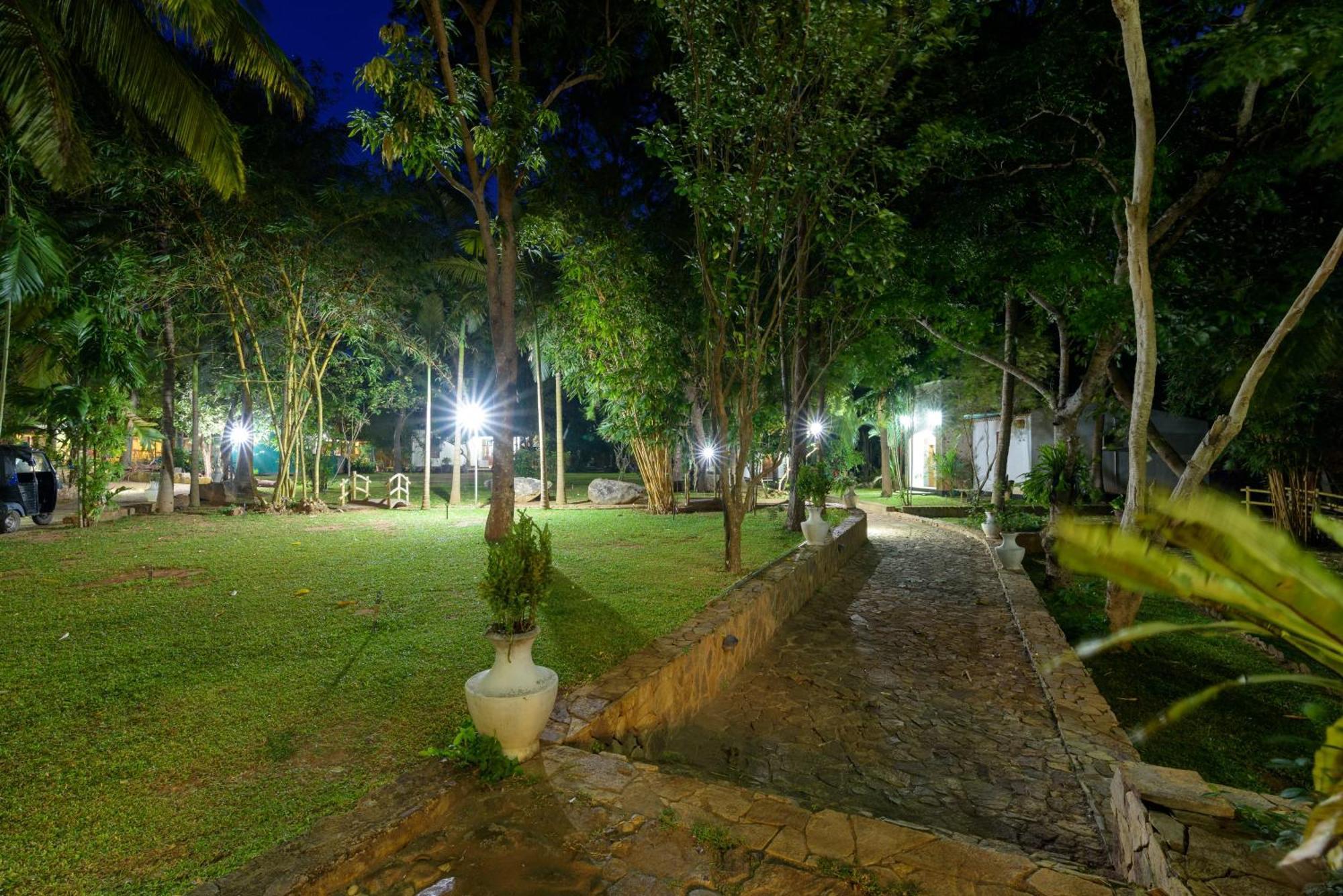 Hotel Sobana Lake Front Udawalawe Exterior foto